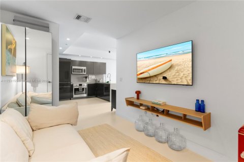 Condo in Miami, Florida, 1 bedroom  № 1699115 - photo 6