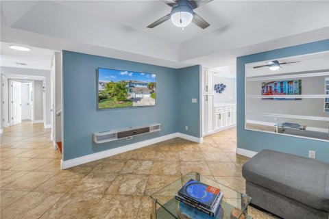 House in Seminole, Florida 3 bedrooms, 226.31 sq.m. № 1566087 - photo 11