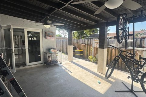 House in Hialeah, Florida 3 bedrooms, 125.7 sq.m. № 1688978 - photo 30