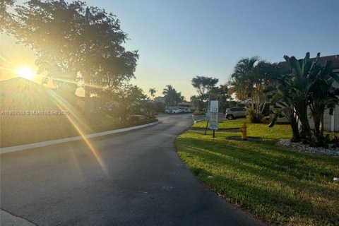 House in Hialeah, Florida 3 bedrooms, 125.7 sq.m. № 1688978 - photo 7