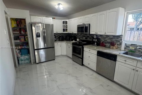House in Hialeah, Florida 3 bedrooms, 125.7 sq.m. № 1688978 - photo 12