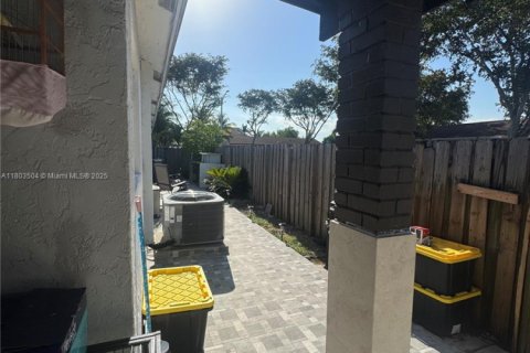 House in Hialeah, Florida 3 bedrooms, 125.7 sq.m. № 1688978 - photo 27