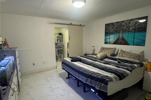 House in Hialeah, Florida 3 bedrooms, 125.7 sq.m. № 1688978 - photo 13