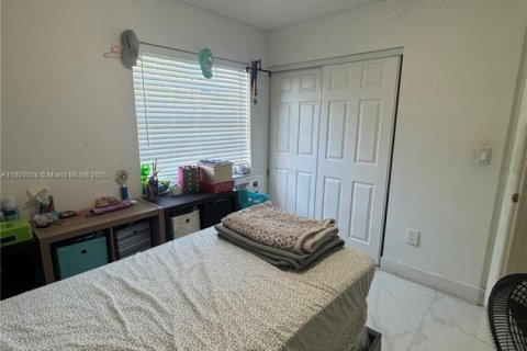 House in Hialeah, Florida 3 bedrooms, 125.7 sq.m. № 1688978 - photo 23