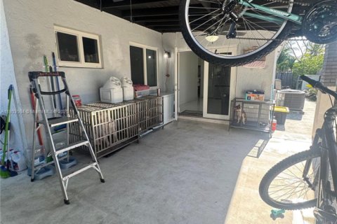 House in Hialeah, Florida 3 bedrooms, 125.7 sq.m. № 1688978 - photo 29
