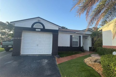 House in Hialeah, Florida 3 bedrooms, 125.7 sq.m. № 1688978 - photo 1