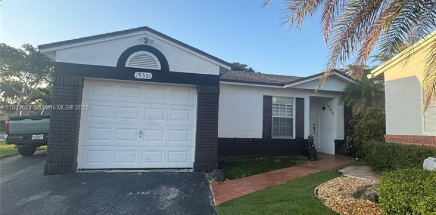 House in Hialeah, Florida 3 bedrooms, 125.7 sq.m. № 1688978