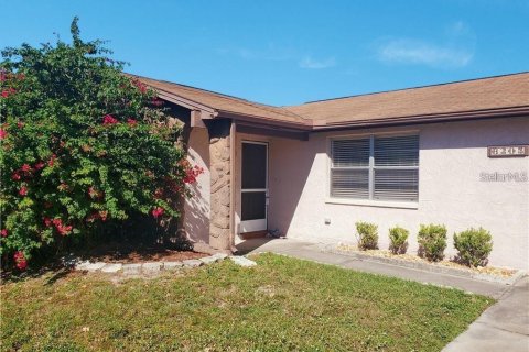 House in Port Richey, Florida 2 bedrooms, 103.49 sq.m. № 1669956 - photo 1