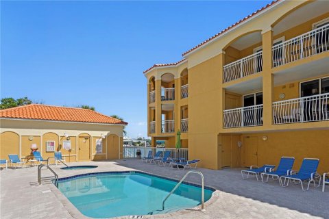 Condo in Saint Pete Beach, Florida, 3 bedrooms  № 1644726 - photo 26