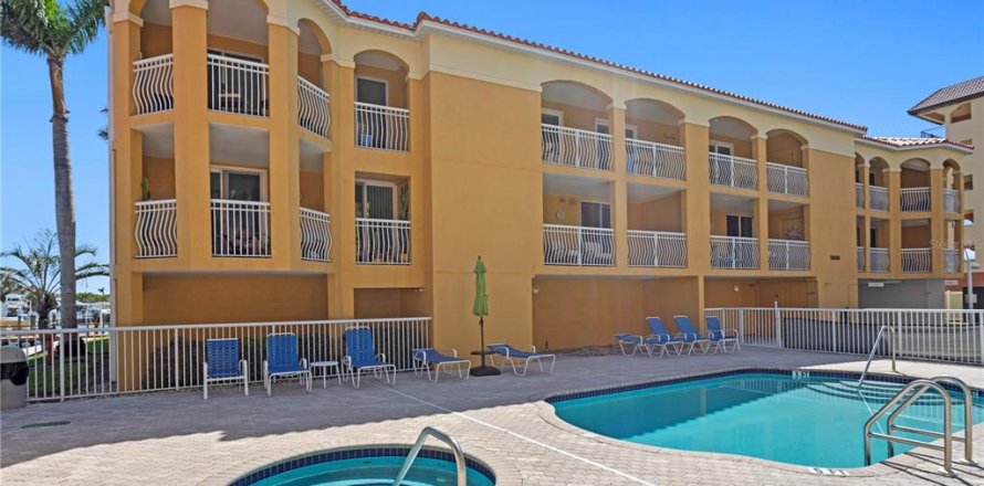 Condo in Saint Pete Beach, Florida, 3 bedrooms № 1644726