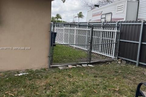 House in Miami, Florida 4 bedrooms, 116.41 sq.m. № 2042395 - photo 4