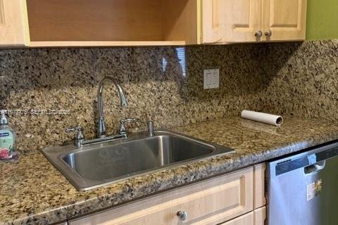 House in Miami, Florida 4 bedrooms, 116.41 sq.m. № 2042395 - photo 8