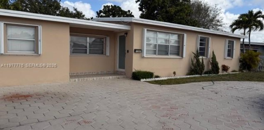 House in Miami, Florida 4 bedrooms, 116.41 sq.m. № 2042395