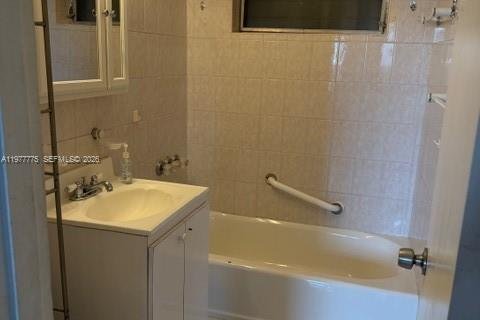 House in Miami, Florida 4 bedrooms, 116.41 sq.m. № 2042395 - photo 13