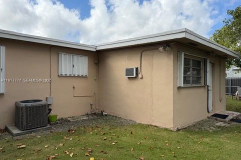 House in Miami, Florida 4 bedrooms, 116.41 sq.m. № 2042395 - photo 5