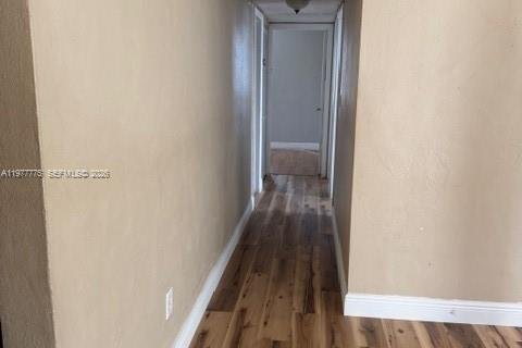 House in Miami, Florida 4 bedrooms, 116.41 sq.m. № 2042395 - photo 12