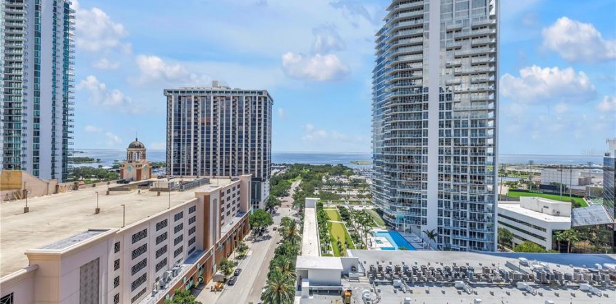 Condominio en Saint Petersburg, Florida, 1 dormitorio № 1808897
