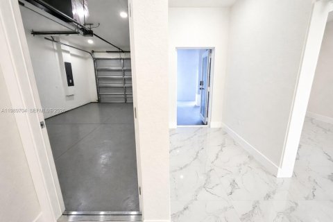 Propiedad comercial en venta en Lehigh Acres, Florida, 111.48 m2 № 2051708 - foto 30