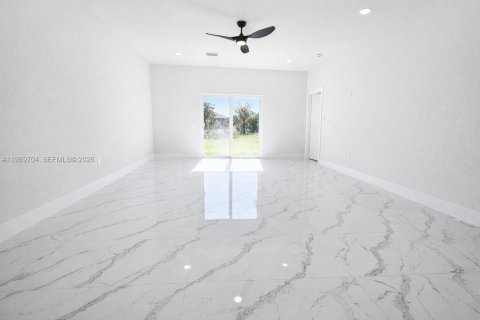 Propiedad comercial en venta en Lehigh Acres, Florida, 111.48 m2 № 2051708 - foto 12