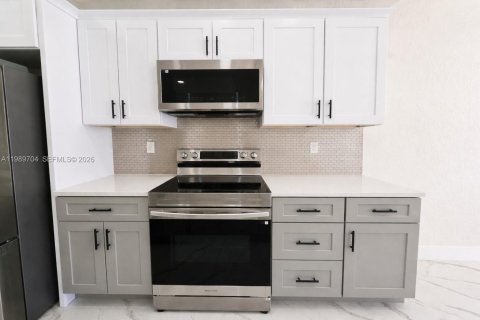 Propiedad comercial en venta en Lehigh Acres, Florida, 111.48 m2 № 2051708 - foto 8