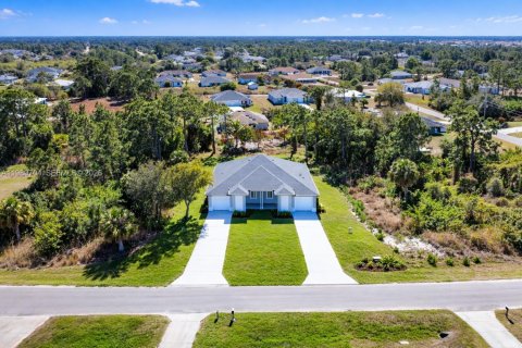 Propiedad comercial en venta en Lehigh Acres, Florida, 111.48 m2 № 2051708 - foto 1