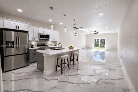 Propiedad comercial en venta en Lehigh Acres, Florida, 111.48 m2 № 2051708 - foto 6