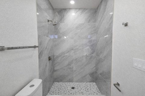 Propiedad comercial en venta en Lehigh Acres, Florida, 111.48 m2 № 2051708 - foto 17