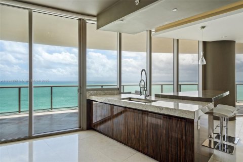 Condo in Bal Harbour, Florida, 3 bedrooms  № 1712083 - photo 11