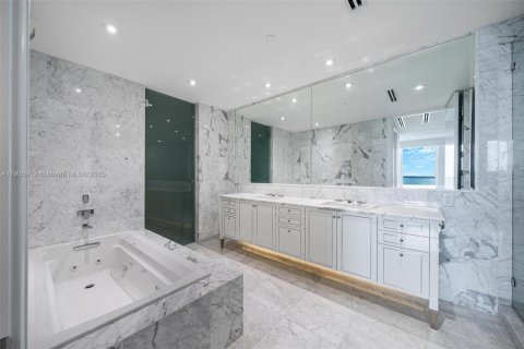 Condo in Surfside, Florida, 3 bedrooms  № 1954324 - photo 16