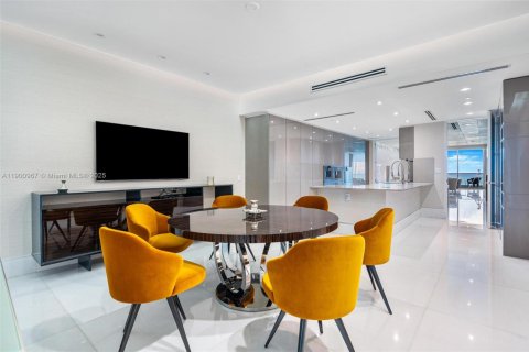 Condo in Surfside, Florida, 3 bedrooms  № 1954324 - photo 11