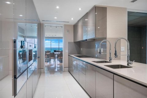 Condo in Surfside, Florida, 3 bedrooms  № 1954324 - photo 9