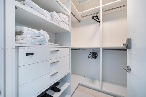 Condo in Surfside, Florida, 3 bedrooms  № 1954324 - photo 20