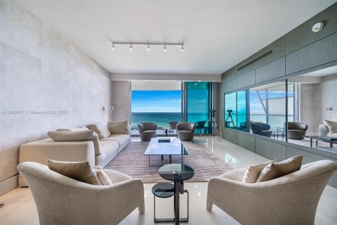 Condo in Surfside, Florida, 3 bedrooms  № 1954324 - photo 1