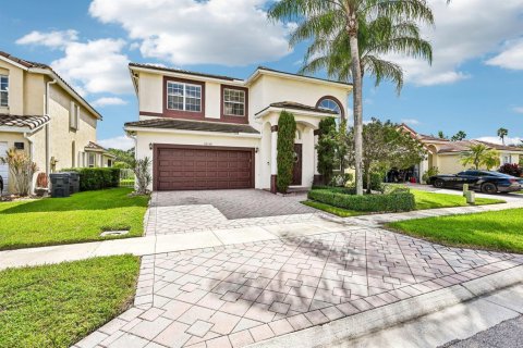 House in Wellington, Florida 4 bedrooms, 244.05 sq.m. № 2417222 - photo 2