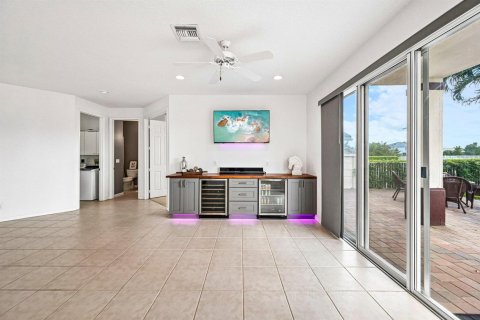 House in Wellington, Florida 4 bedrooms, 244.05 sq.m. № 2417222 - photo 11