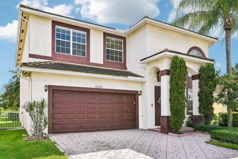 House in Wellington, Florida 4 bedrooms, 244.05 sq.m. № 2417222 - photo 3