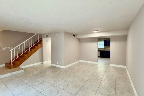 Townhouse in Coral Springs, Florida 3 bedrooms, 139.35 sq.m. № 1989944 - photo 3