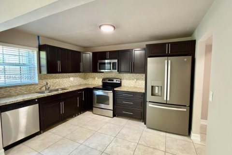 Townhouse in Coral Springs, Florida 3 bedrooms, 139.35 sq.m. № 1989944 - photo 5