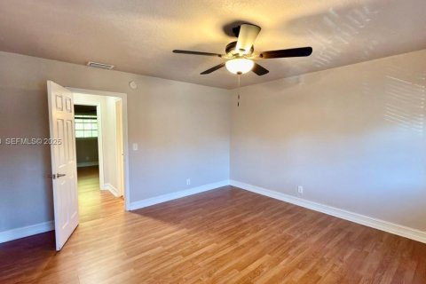 Townhouse in Coral Springs, Florida 3 bedrooms, 139.35 sq.m. № 1989944 - photo 12