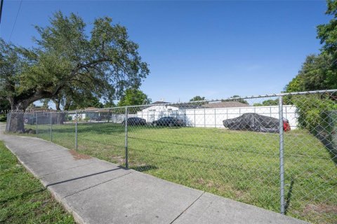 Terreno en venta en Miami Gardens, Florida № 1986662 - foto 9