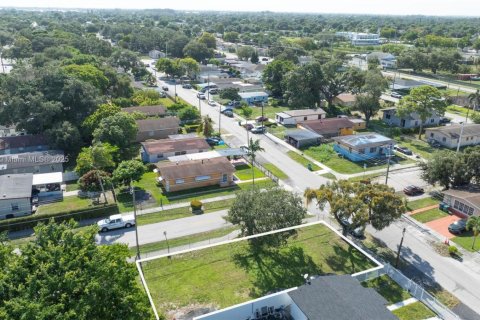 Terreno en venta en Miami Gardens, Florida № 1986662 - foto 3