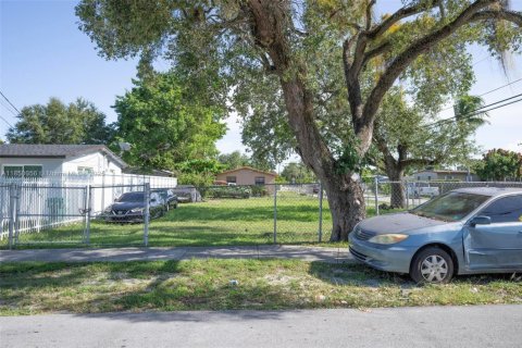 Terreno en venta en Miami Gardens, Florida № 1986662 - foto 12