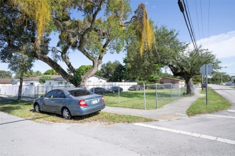 Terreno en venta en Miami Gardens, Florida № 1986662 - foto 11
