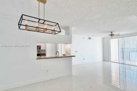 Condo in Sunny Isles Beach, Florida, 3 bedrooms  № 2002089 - photo 2