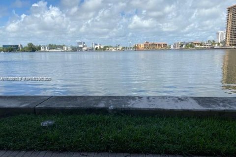 Condo in Sunny Isles Beach, Florida, 3 bedrooms  № 2002089 - photo 29