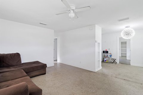 House in Vero Beach, Florida 3 bedrooms, 119.66 sq.m. № 2261809 - photo 7
