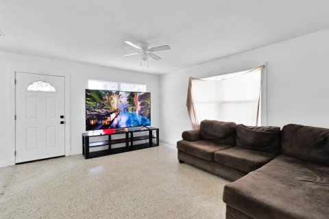 House in Vero Beach, Florida 3 bedrooms, 119.66 sq.m. № 2261809 - photo 8