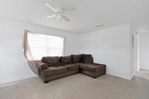 House in Vero Beach, Florida 3 bedrooms, 119.66 sq.m. № 2261809 - photo 6