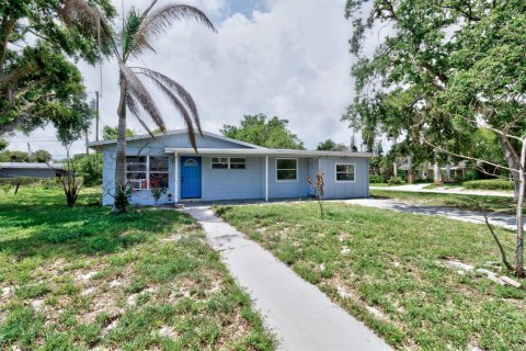 House in Vero Beach, Florida 3 bedrooms, 119.66 sq.m. № 2261809 - photo 3