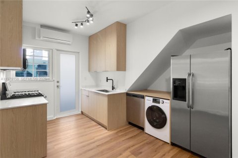 Condominio en venta en Miami Beach, Florida, 2 dormitorios, 67.82 m2 № 2031030 - foto 13